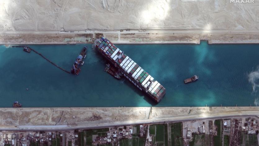 В Суецкия канал е заседнал кораб и влекачи се борят