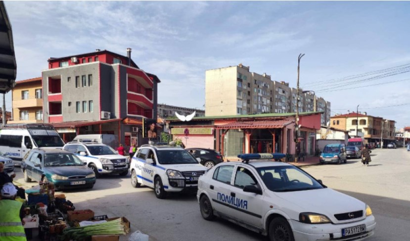 СНИМКА: БНРКвартал „Изток” в Пазарджик е блокиран от служители на