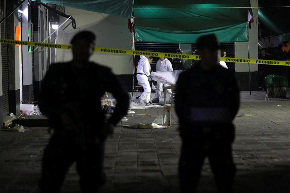 Неидентифицирани въоръжени мъже откриха стрелба в бар в централно Мексико,