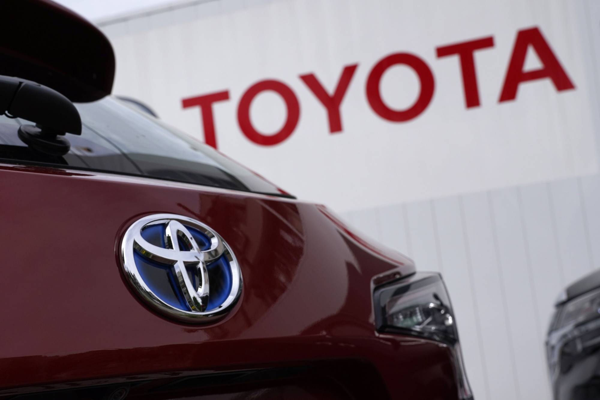 Японският автомобилен концерн Тойота спира производството си в Русия.Това съобщава