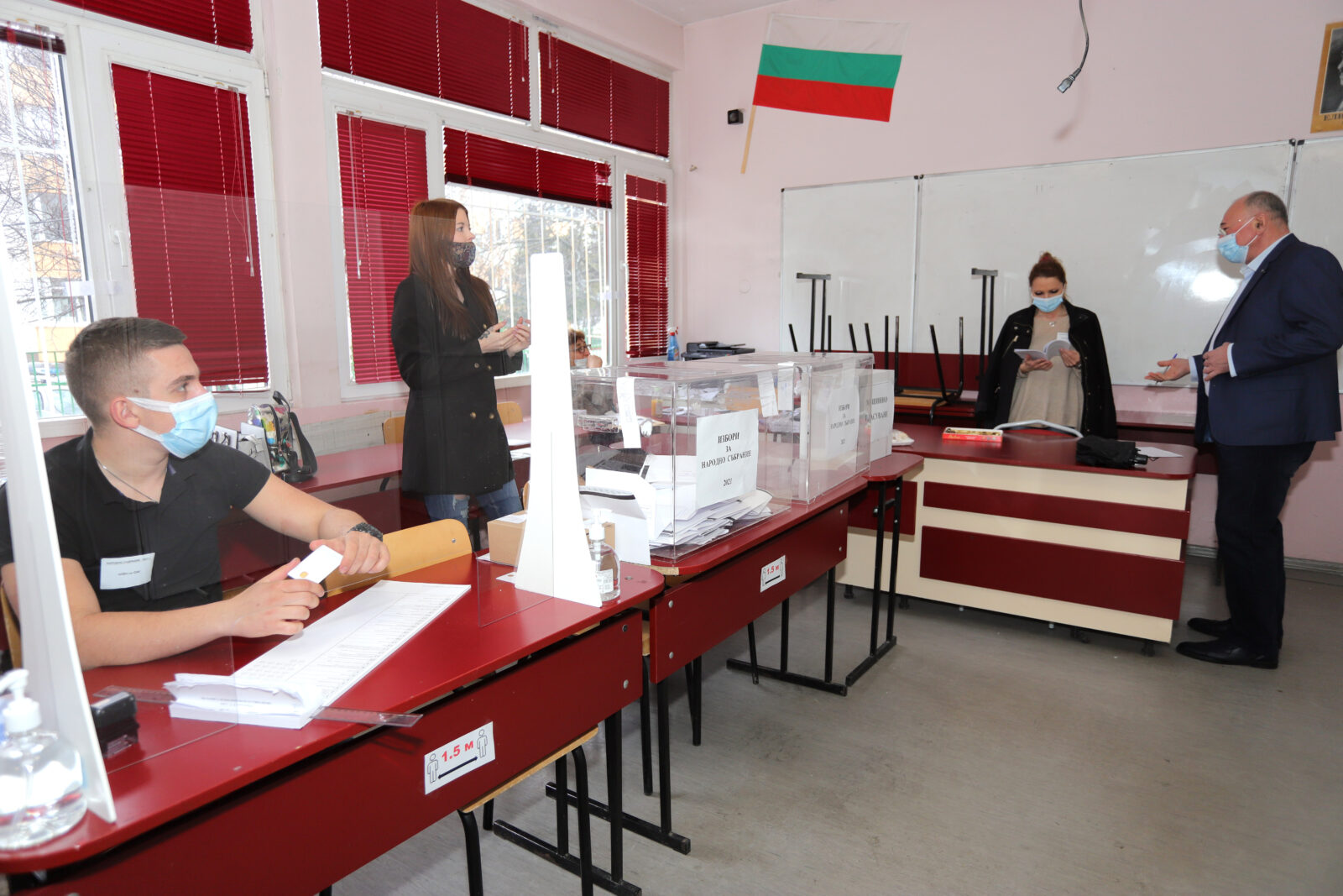 Българите гласуват на четвъртите си национални избори за по-малко от