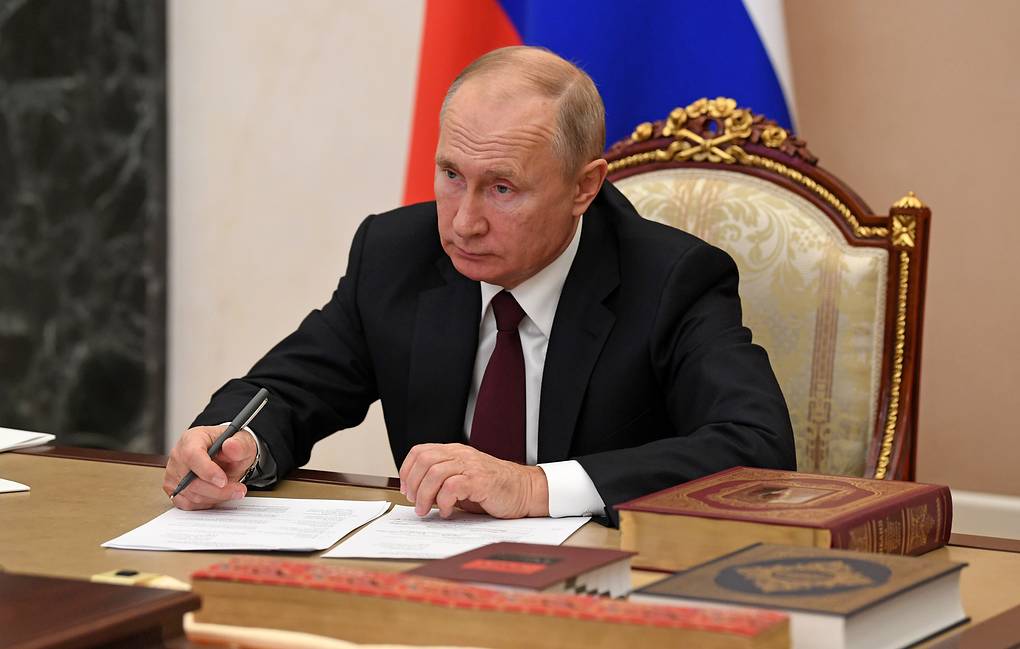 Руският президент Владимир Путин подписа закон, който дава на участниците
