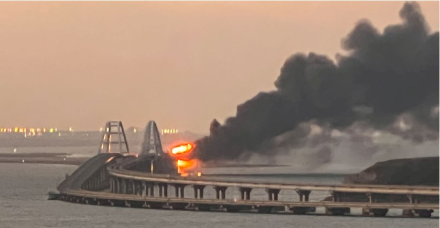 СНИМКА: REUTERS Движението по 19-километровия Кримски мост е спряно заради