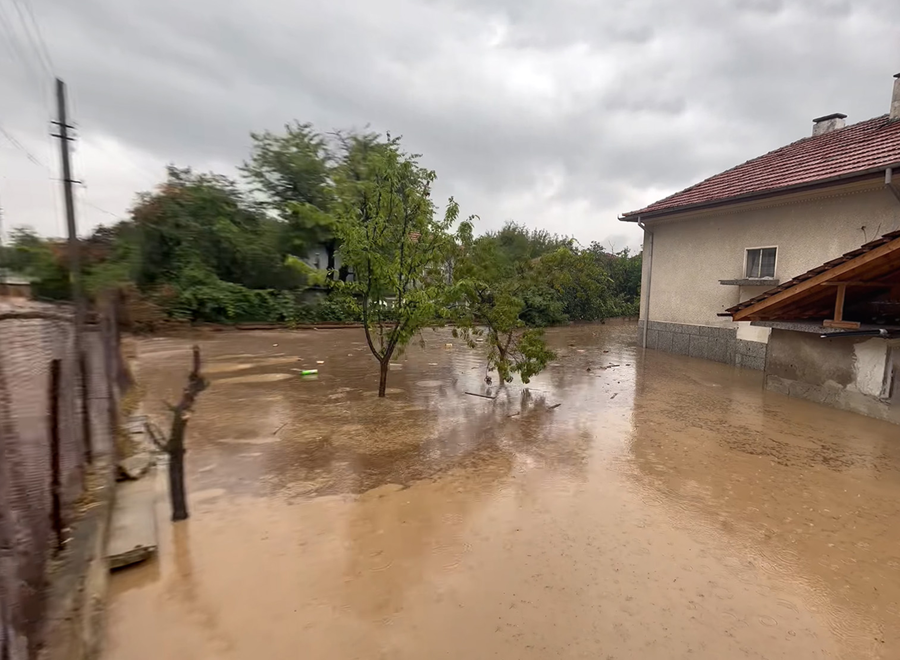 В едно от пострадалите села след наводнението - Богдан вече