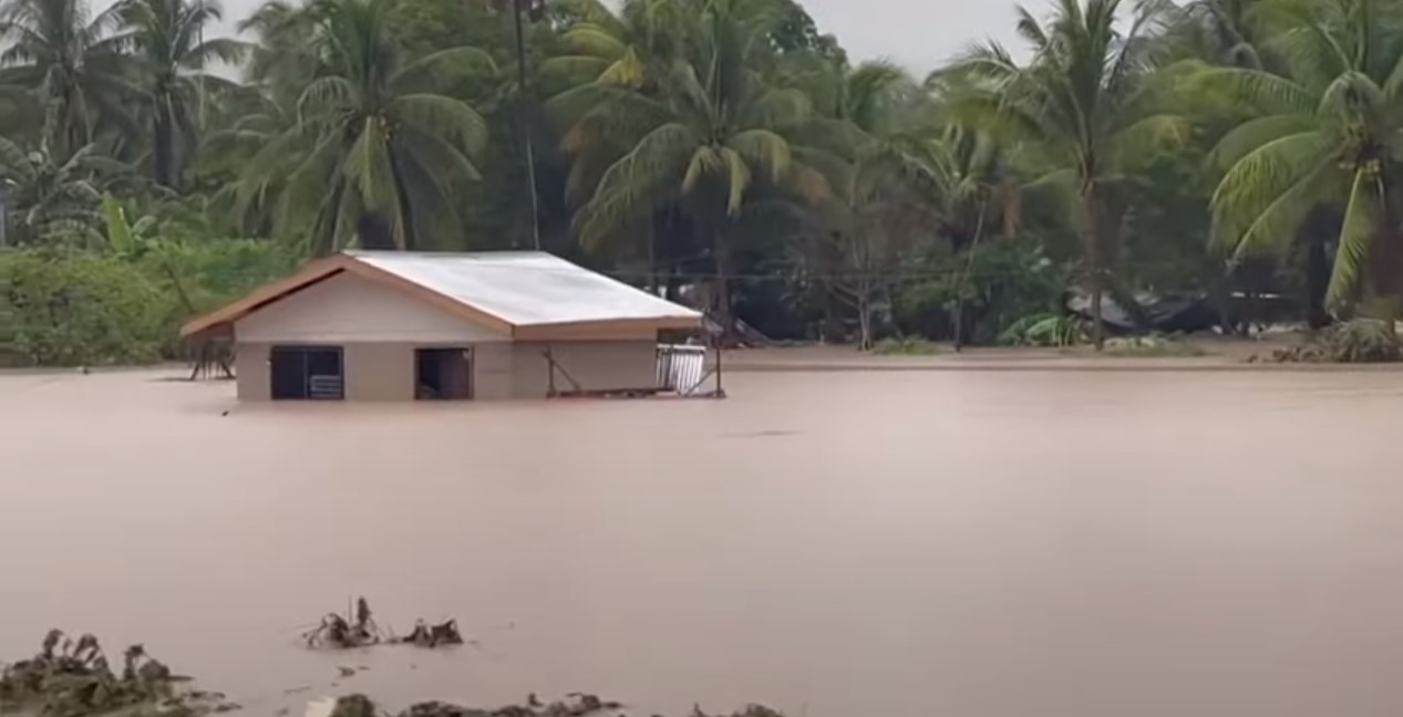 Наводнения и жертви във Филипините, след като силна тропическа буля