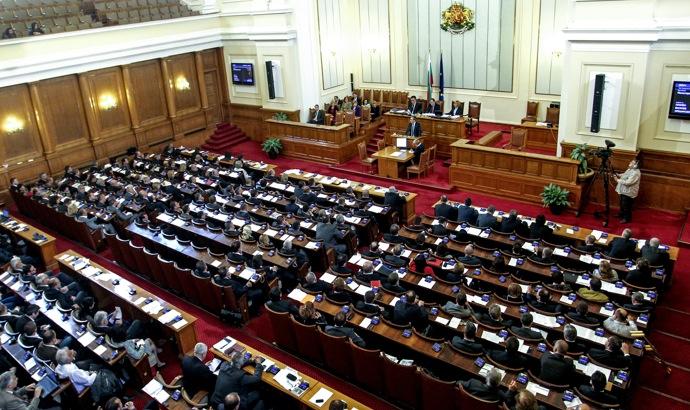 Депутатите разглеждат предложението за предоставяне на военна помощ за Украйна.В