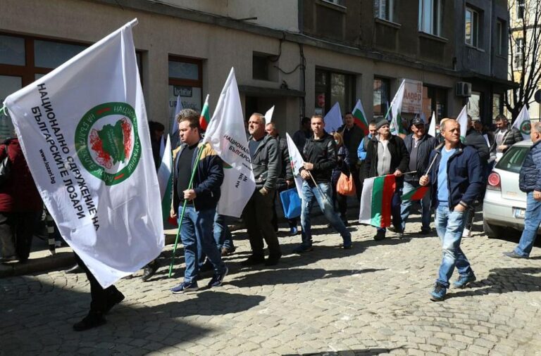 Членове на „Националното сдружение на българските лозари“ излизат на протест