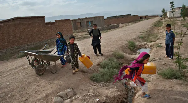 Афганистанците дават на гладните си деца лекарства, за да ги