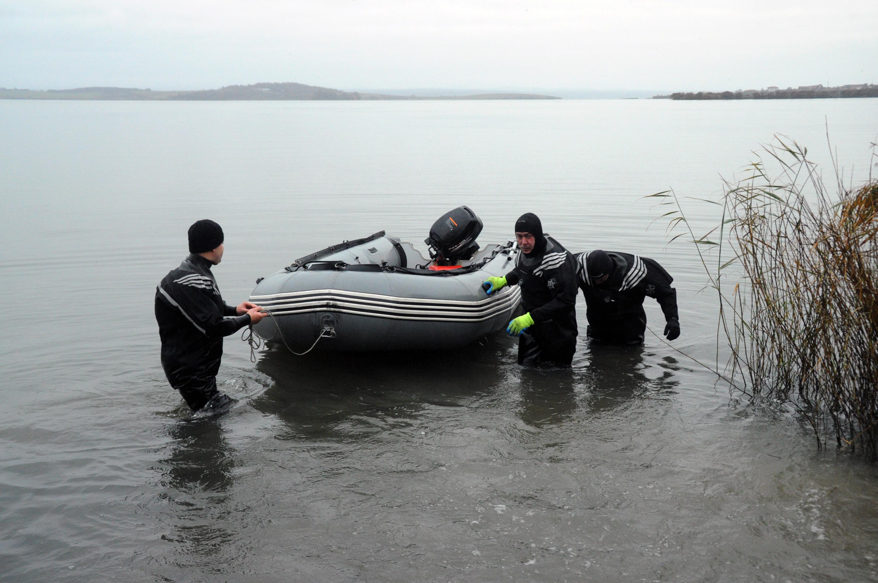 Откриха лодката на изчезналите в бургаското езеро Мандра рибари. Тя