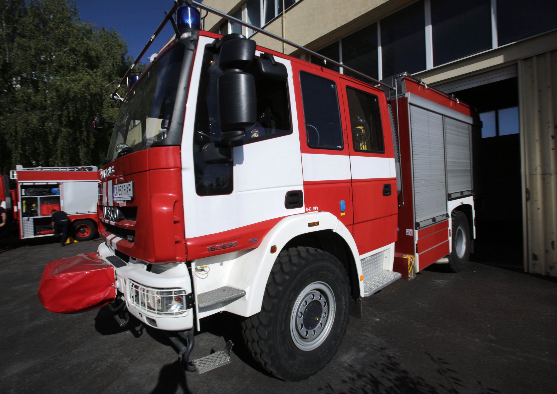 Пожарникари от Сливен извадиха мъж от близо 6-метров кладенец.Спасителната операция