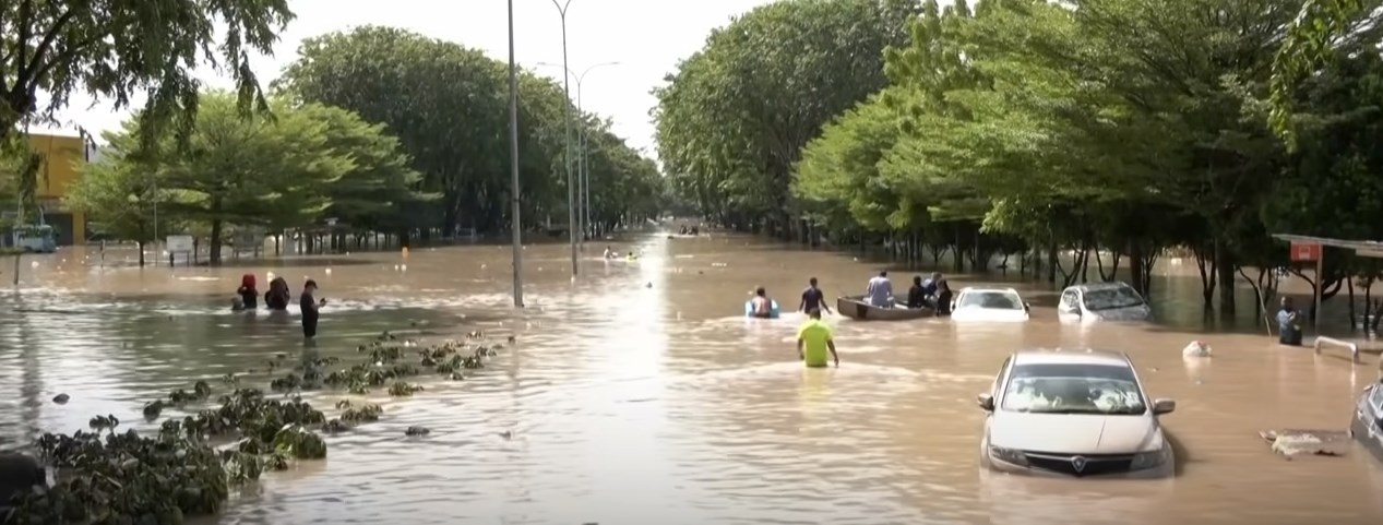 Наводнения предизвикаха масова евакуация в два щата, разположени на източното