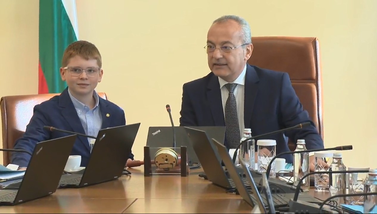 Шестокласникът Божидар Лалов от столичното 7-о училище откри днешното заседание