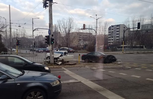 Катастрофа между две коли е станала на кръстовището между бул.