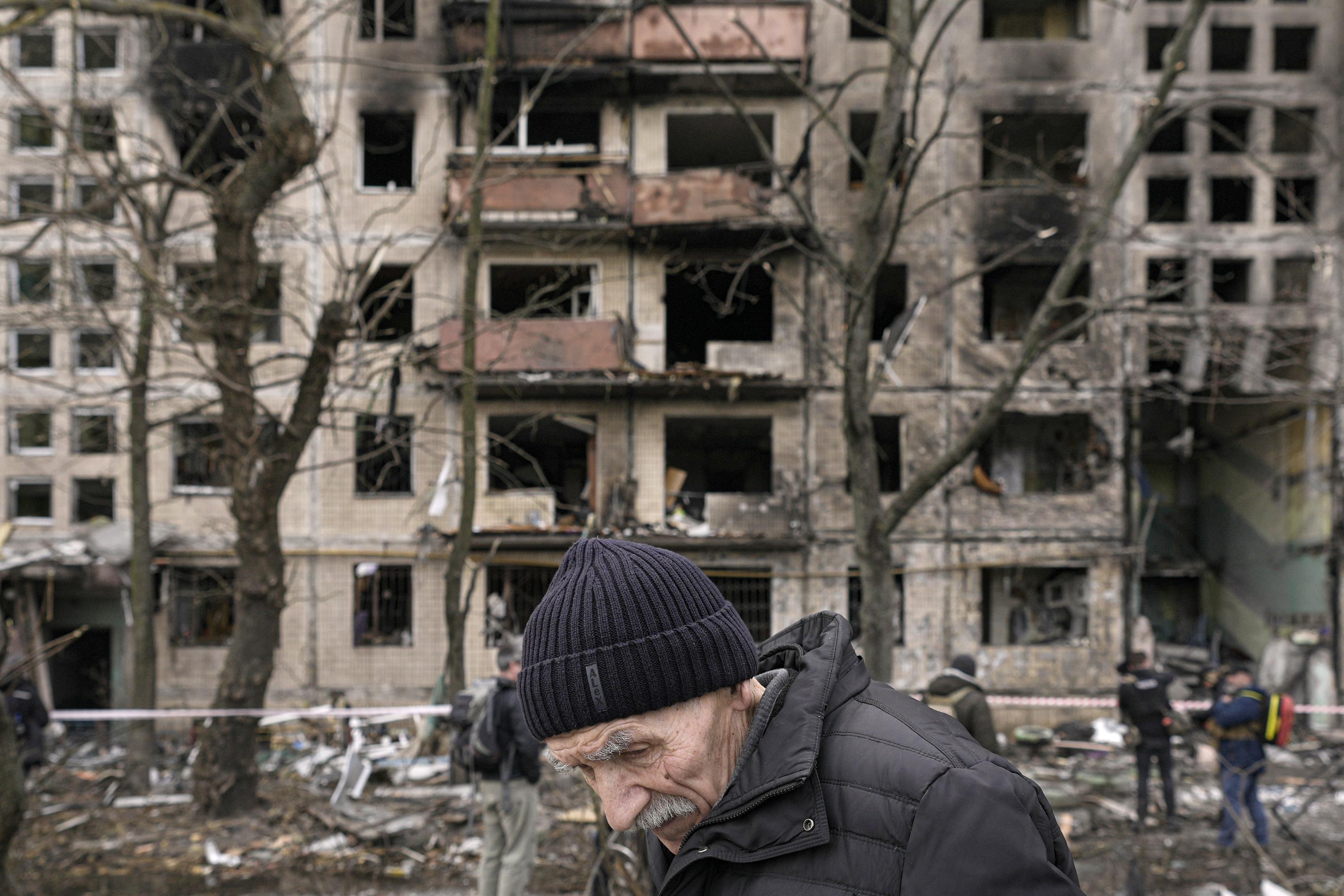 Броят на потвърдените цивилни жертви в Украйна приближава 18 000,