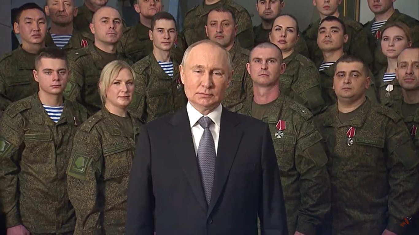Путин, който наруши традицията, като отправи новогодишното послание обкръжен от