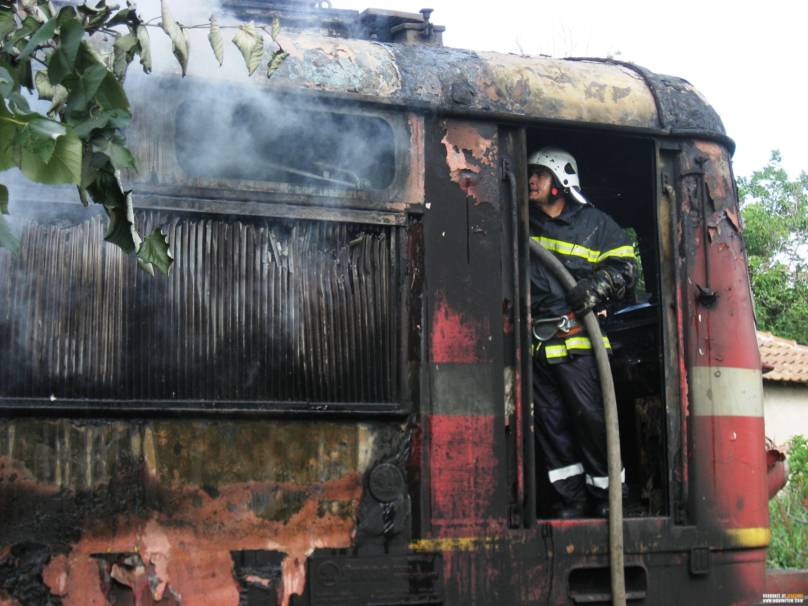 Локомотивът на пътнически влак се е запалил край Мездра. Инцидентът