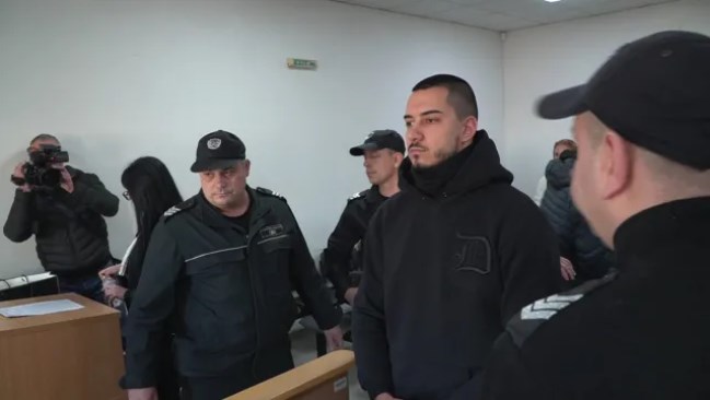 СНИМКА: bTVПолицаят Денислав Борисов остава в ареста, реши районният съд