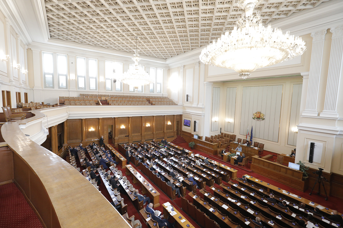 В началото на пленарното заседание на парламента народните представители единодушно
