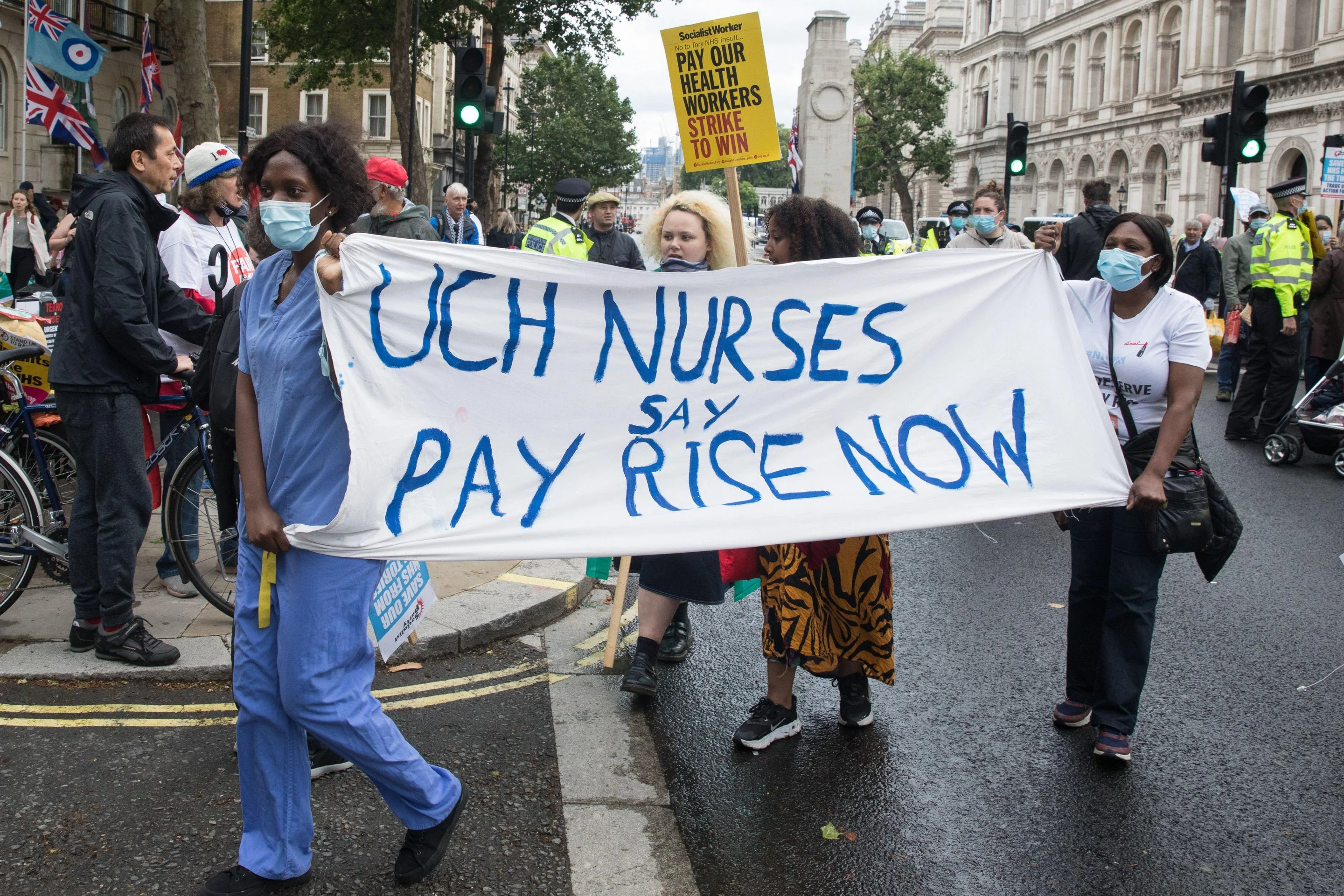 Здравните работници във Великобритания започнаха най-голямата си стачка в понеделник,
