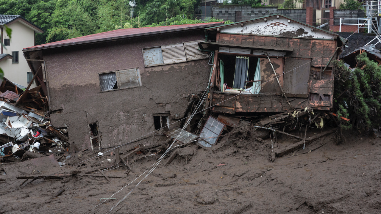 Свлачища, предизвикани от проливни дъждове, отнеха живота на най-малко 36