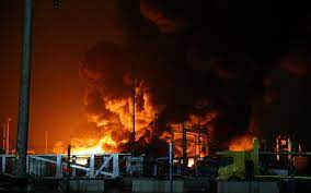 Огромният пожар, избухнал след земетресението, се разпространява в пристанището Искендерун