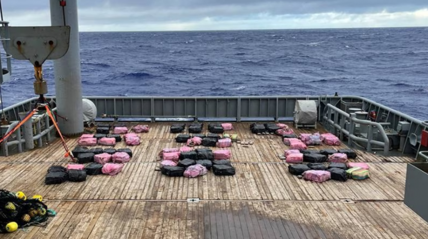 Полицията в Нова Зеландия откри огромен пакет с кокаин, плаващ