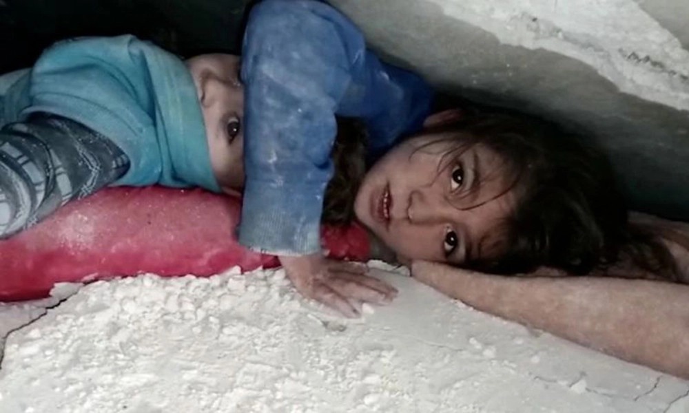 Две деца, заклещени между бетона в останките от дома им