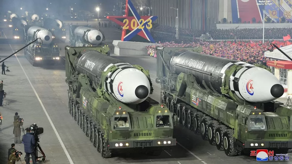 Северна Корея показа най-големия си междуконтинентални балистични ракети (ICBM) досега,