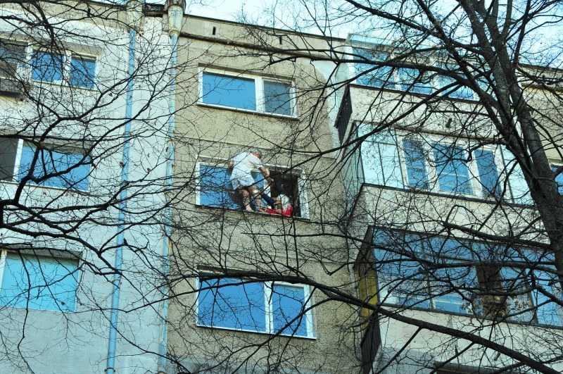 Мъж заплашва да скочи от 7 етаж в София, обвинява