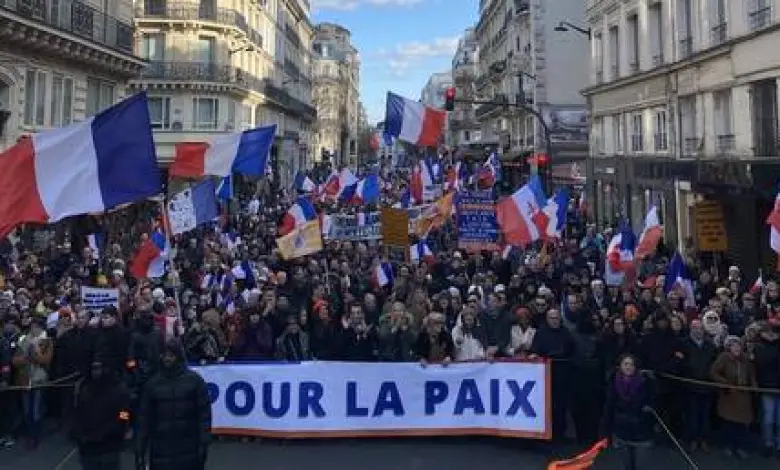 Хиляди протестираха в Париж в неделя, настоявайки за мирни преговори