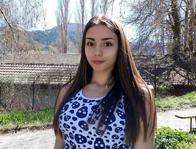 Успешна е чернодробната трансплантация на 19-годишната Анита от Асеновград.Тя беше