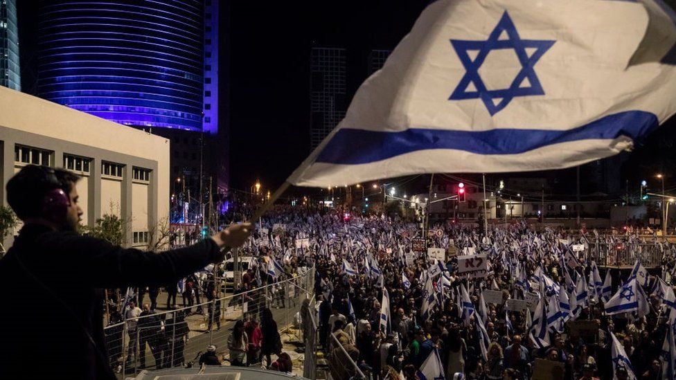 Снощи беше 10-ят пореден уикенд, в който хиляди израелци блокираха