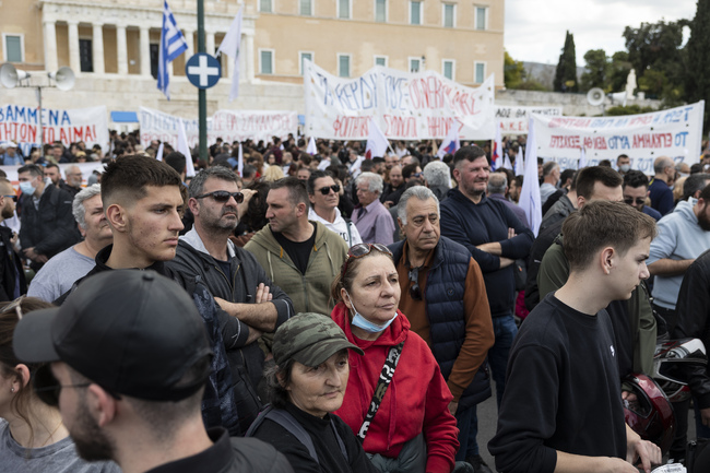 Хиляди хора протестират отново днес в Гърция след най-смъртоносната влакова