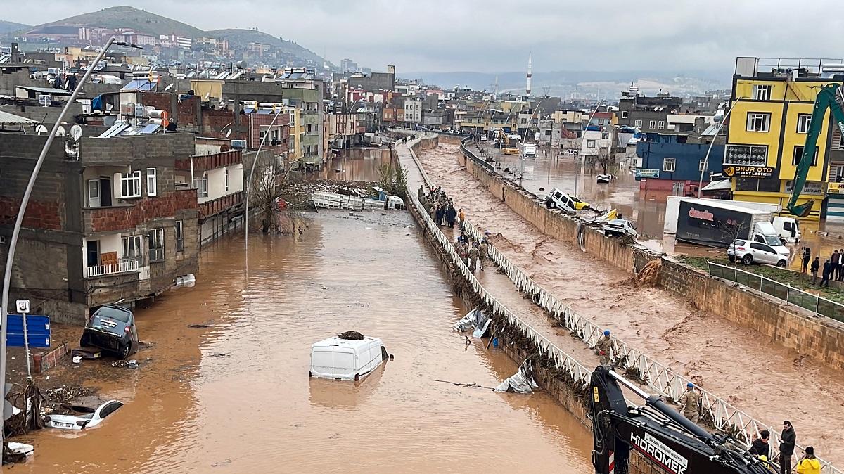 Наводнения, причинени от проливен дъжд, убиха най-малко десет души в