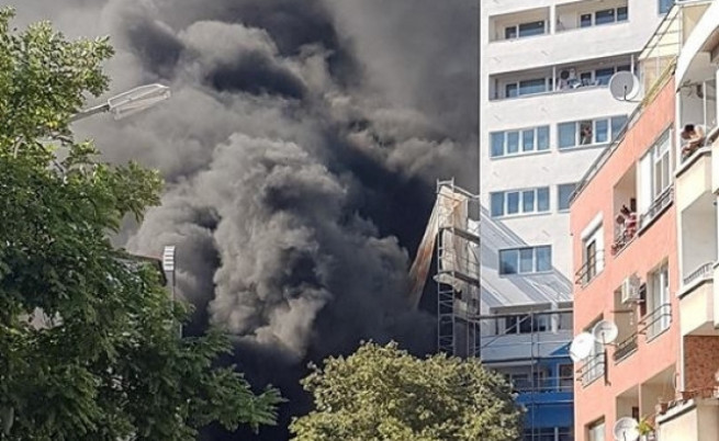 Пожар изпепели апартамент в Бургас, собственост на 22-годишна жена. Няма