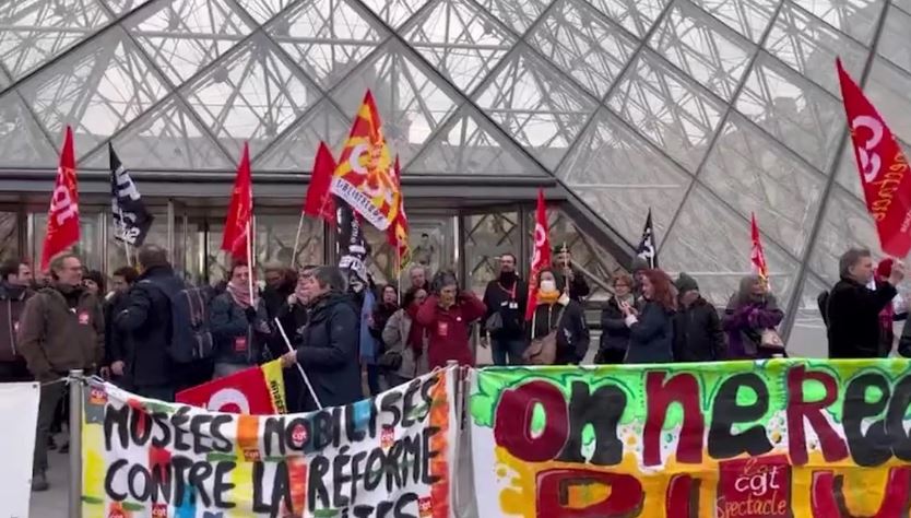 Протестиращи срещу пенсионните реформи на френския президент Еманюел Макрон, блокираха
