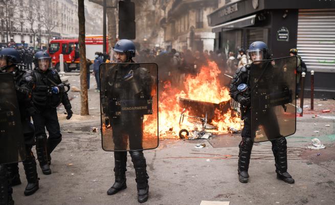 Продължават протестите в Париж срещу пенсионната реформа.Отново се стигна до