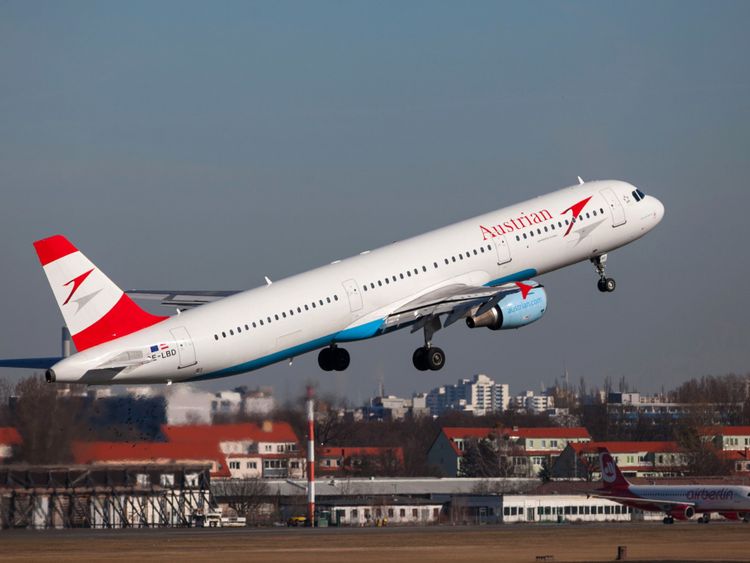 Работниците на Австрийските авиолинии заплашват със стачка.Профсъюзите, представляващи летателните екипажи,