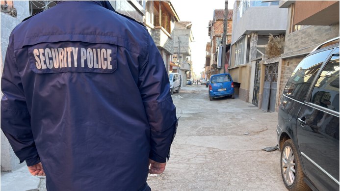 СНИМКА: NOVAШестма души бяха задържани при полицейска операция в Сливен.