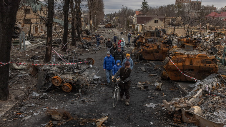 Продължава руският обстрел на селища и инфраструктура в Източна Украйна.Двама
