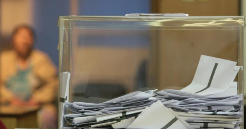 Около 500 жители в София гласуват с подвижни урни на