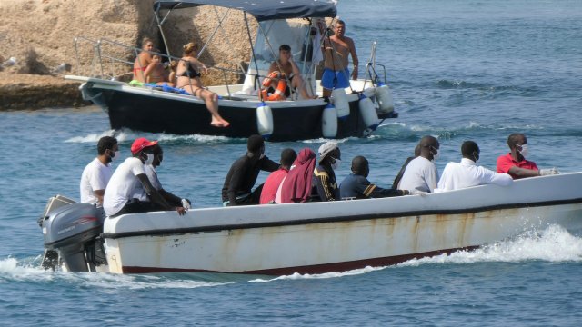 Рекорден брой от над 2000 мигранти са пристигнали на сицилианския
