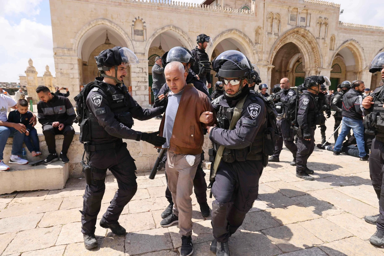 Израелската полиция нахлу в комплекса на джамията Ал-Акса в Източен