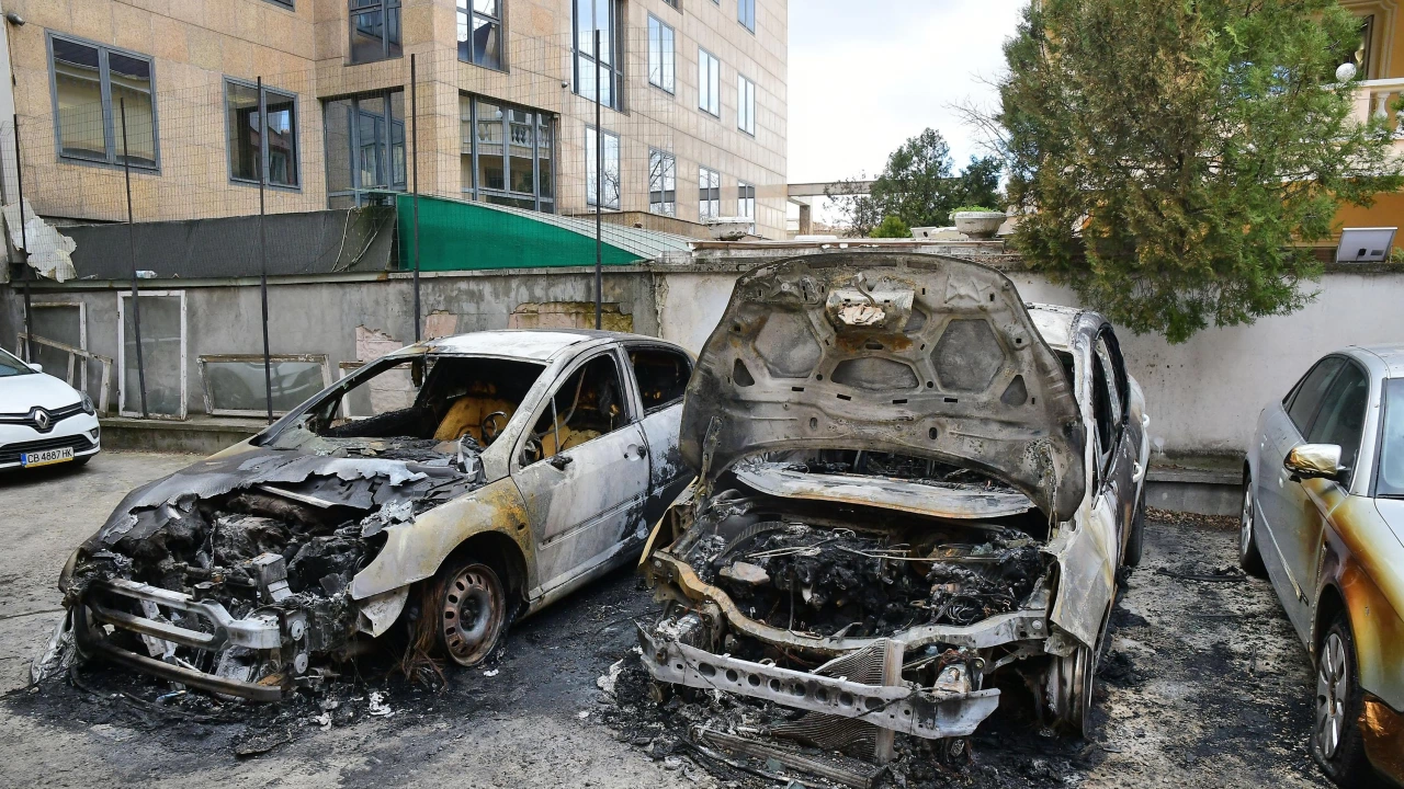 Две коли бяха запалени в централната част на Русе.През нощта