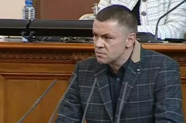 Представителят на коалиция ПП-ДБ Христо Петров използва социалните мрежи, за