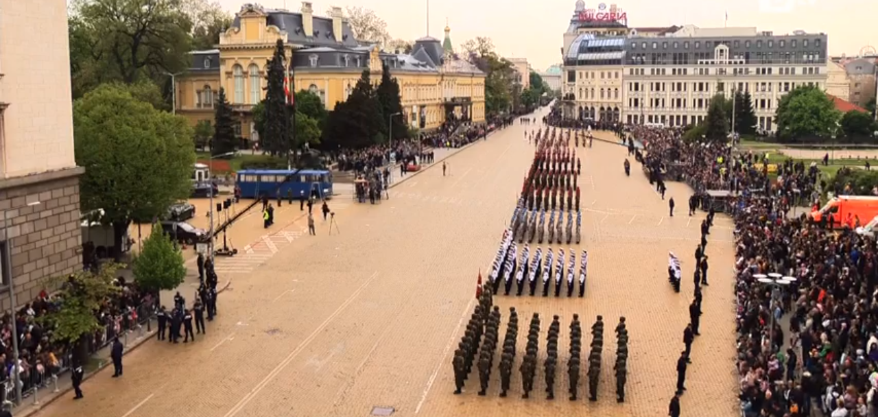Започна военният парад в София.На площад Княз Александър Първи ще