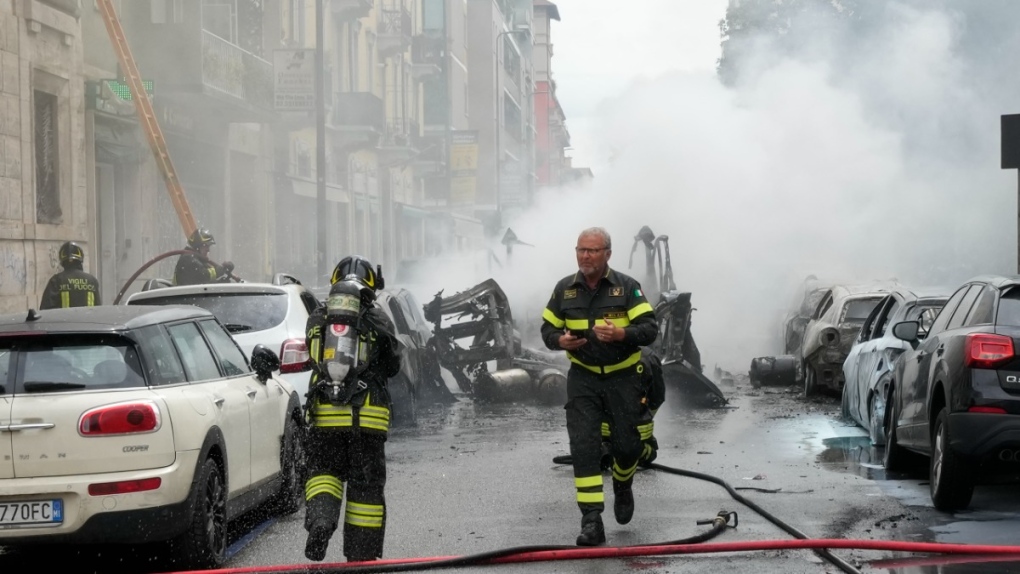 Ван, превозващ няколко кислородни резервоара, избухна в центъра на Милано