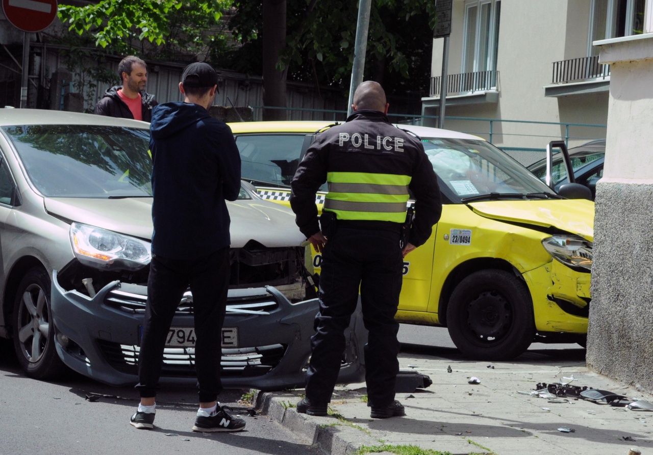Автомобил с румънска регистрация катастрофира в Бургас.На кръстовището на две