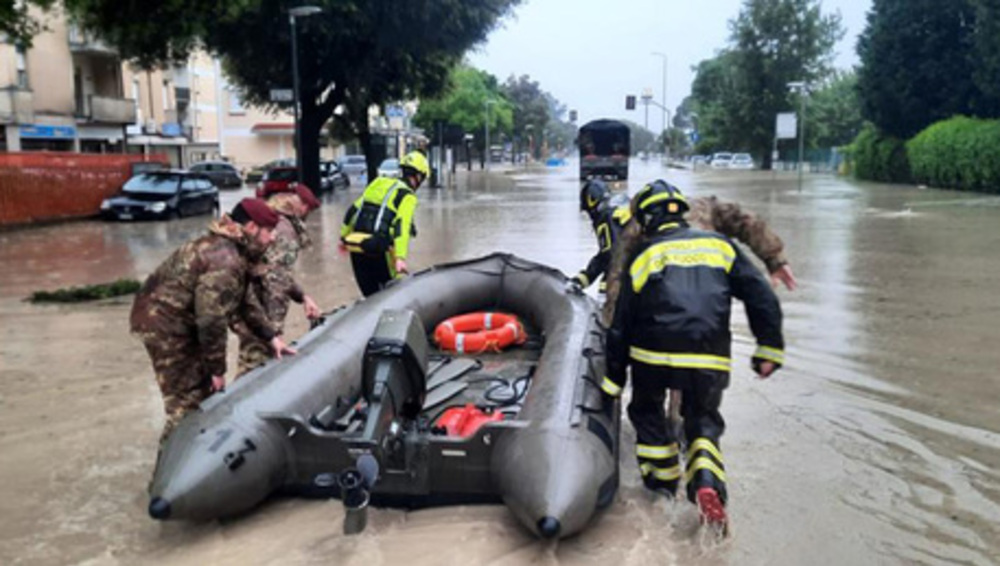 Италия ще обяви извънредно положение заради опустошителните наводнения, отнели живота