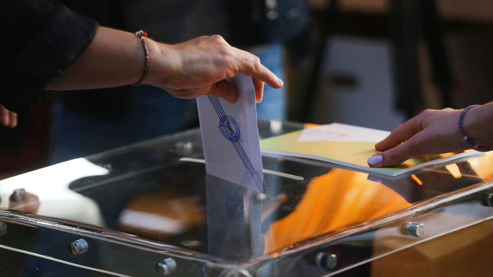 Дясноцентристката партия “Нова демокрация“ на досегашния премиер Кириакос Мицотакис спечели